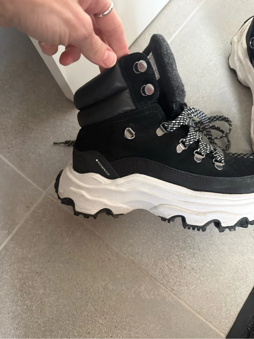 Sorel women Black and Gray Lace-Up Winter Boots, size 9 - Picture 2 of 4